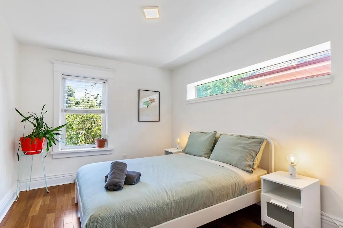 Stylish & Spacious 3Br In Downtown Toronto Canada