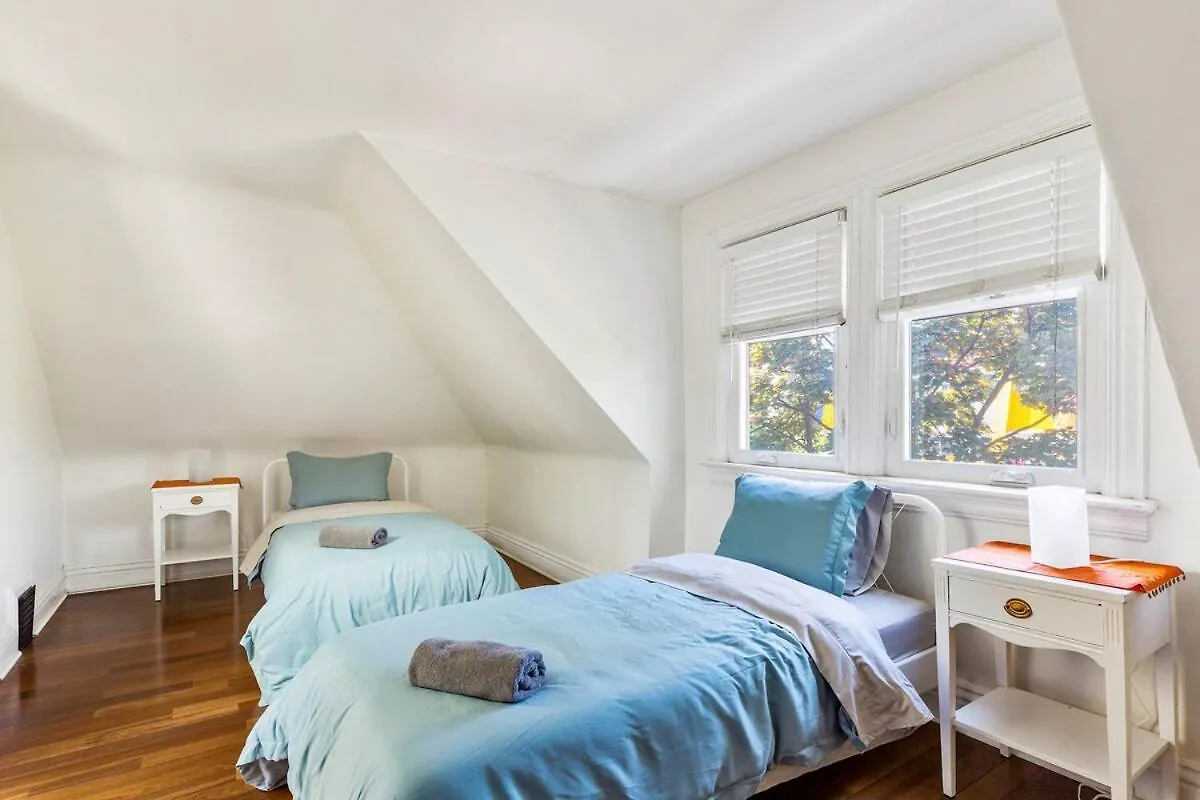 Stylish & Spacious 3Br In Downtown Toronto 0*,  Canada
